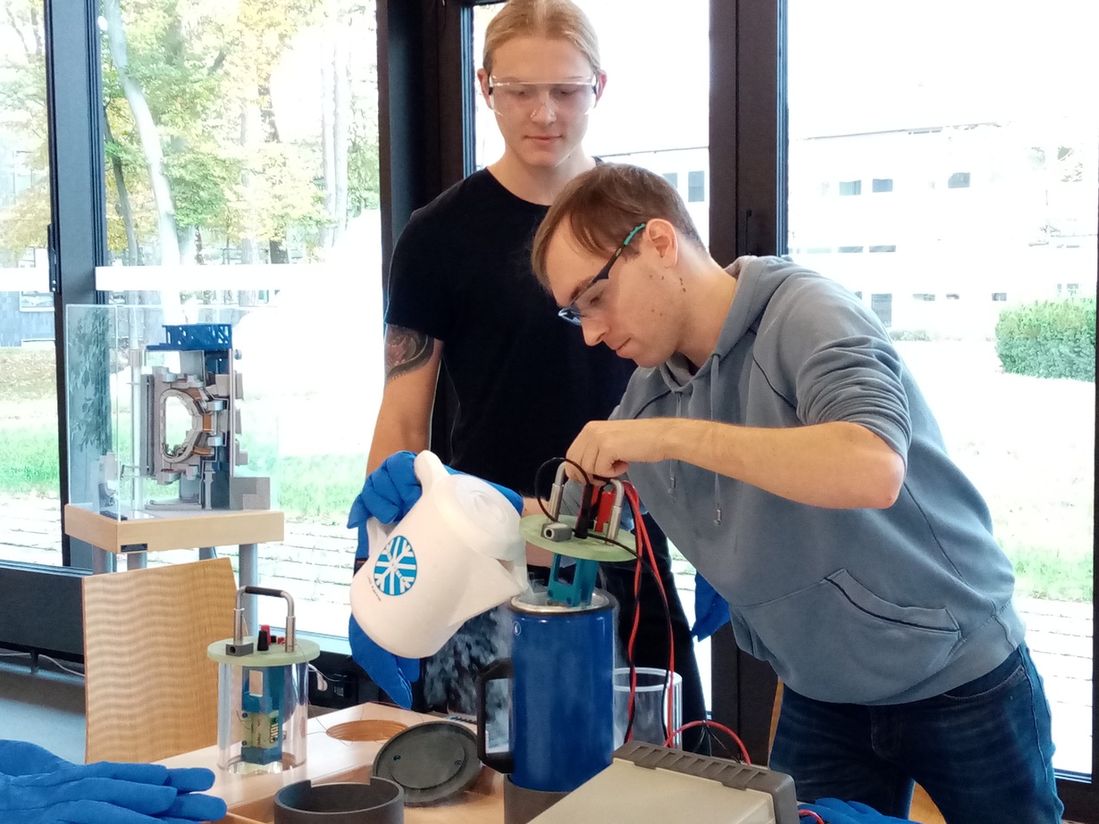 Schülerlabor Energie am ITEP: Schüler beim Experimentieren