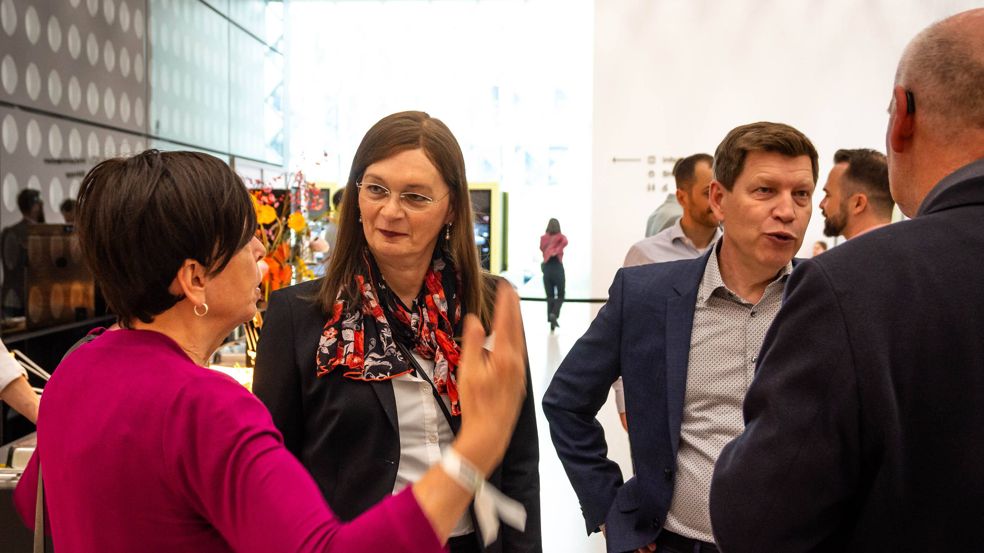 Diskussionen mit VIPs und anderen Gästen am AppLHy! Stand