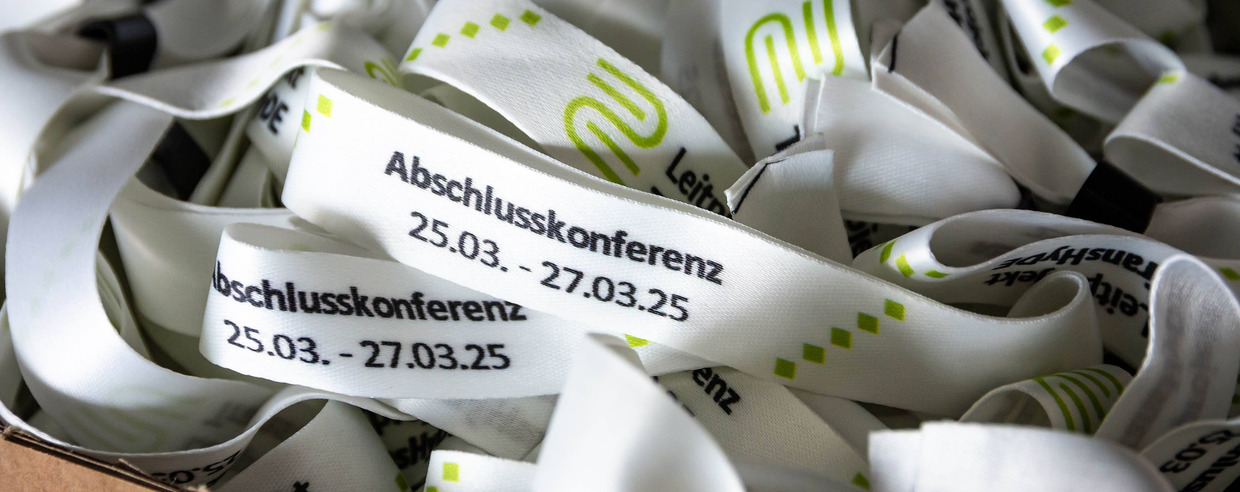 Jürgen Sendel TransHyDE Aufnahme von der Abschlusskonferenz TransHyDE: Besucher-Bändchen mit aufgedrucktem Datum