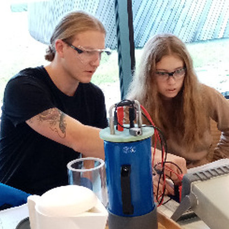 Schülerlabor am Institut für Technische Physik (ITEP): Tutor und Schülerin experimentieren